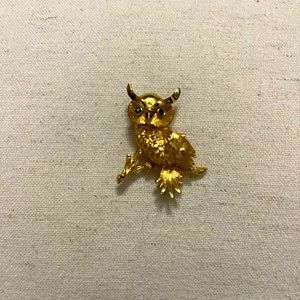 Owl Brooche with Green Stone on the eye! Gold Tone, very good shape